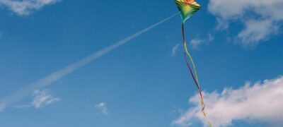 Cerf volant dans le ciel bleu