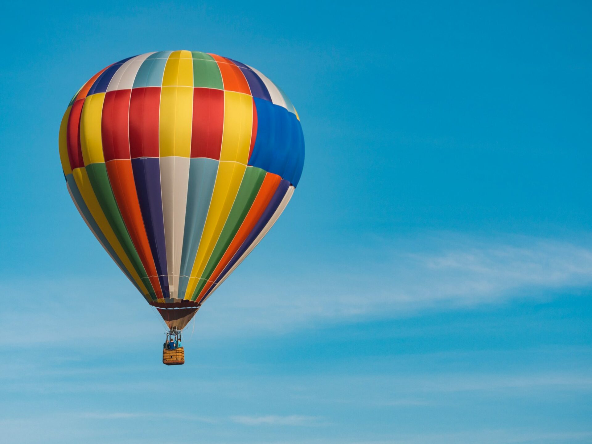 Montgolfière colorée dans un ciel bleu