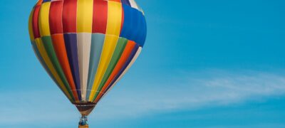 Montgolfière colorée dans un ciel bleu