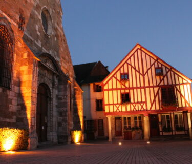 Maison rouge à Nolay de nuit
