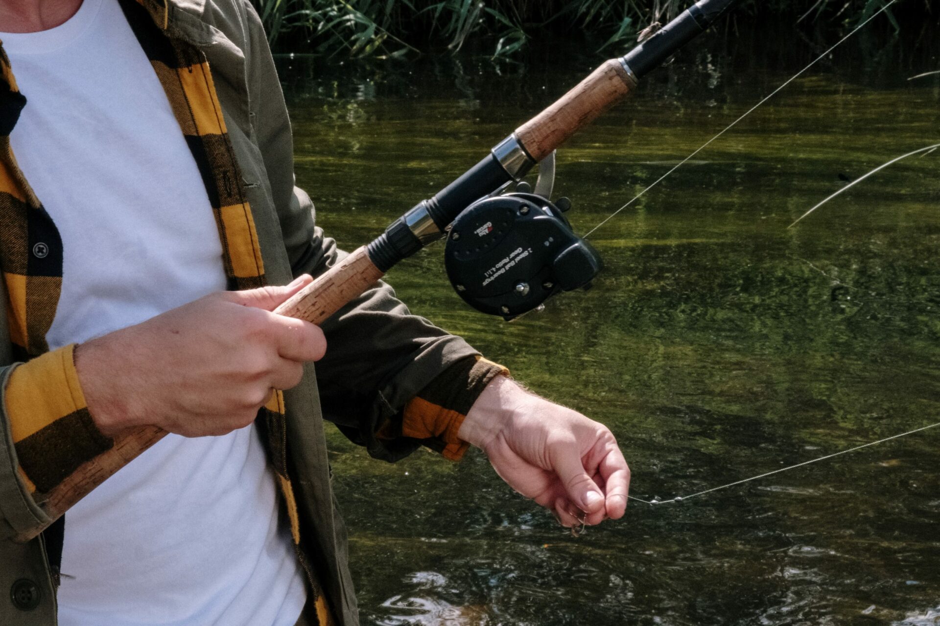 Homme tenant une canne à pêche