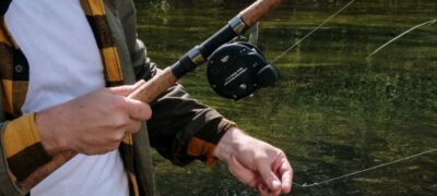 Homme tenant une canne à pêche