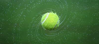 Balle de tennis virevoltant