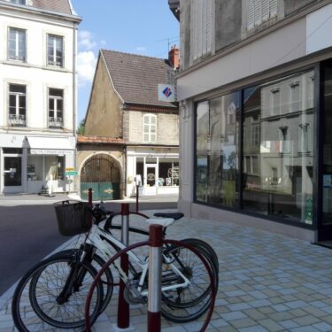 Les vélos devant l'Antenne de Nolay