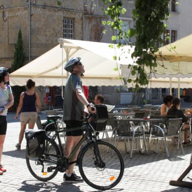 A vélo dans le centre médiéval de Nolay