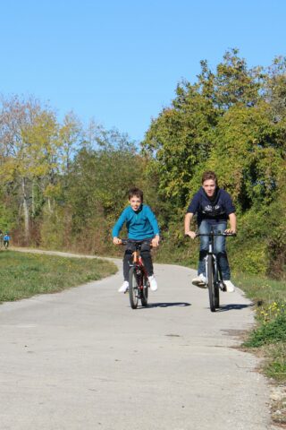 Ados à vélos sur la voie verte ou voie des vignes