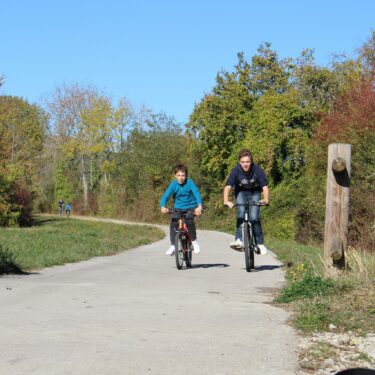 Ados à vélos sur la voie verte ou voie des vignes