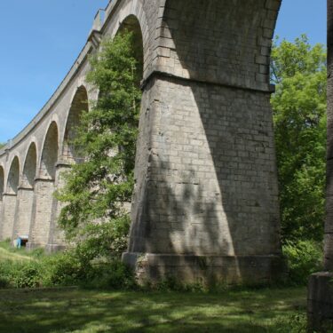 Vue d'ensemble du viaduc de Cormot