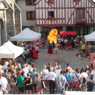 Centre historique de Nolay en fête pour De Cep en Verre