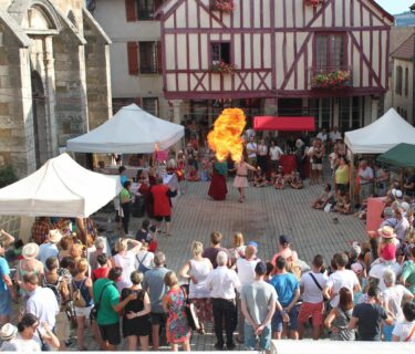 Centre historique de Nolay en fête pour De Cep en Verre