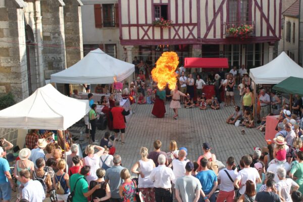 Centre historique de Nolay en fête pour De Cep en Verre