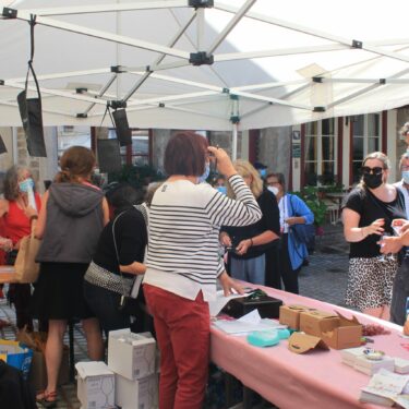 énévoles au stand de l'Agence