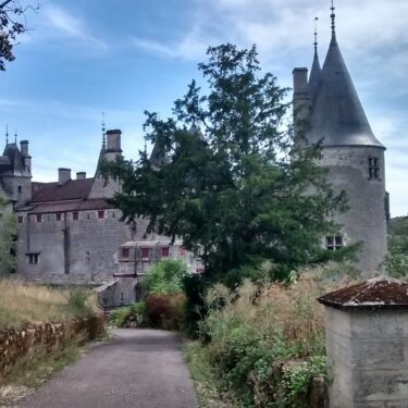 Par le sentier Jean-Marc Boivin, on rejoint La Rochepot