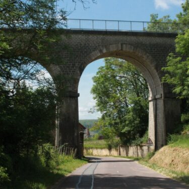 Sous le viaduc depuis la route de Nolay menant de Cormot à Nolay