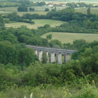 Point de vue sur le viaduc et sa nature environnante en été