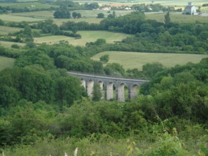 Point de vue sur le viaduc et sa nature environnante en été